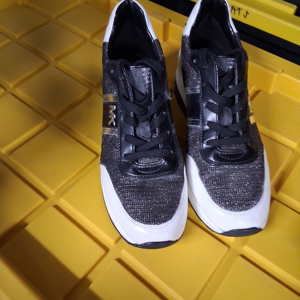 Stylish Black and White Men's Sneakers - Picture 2 of 6